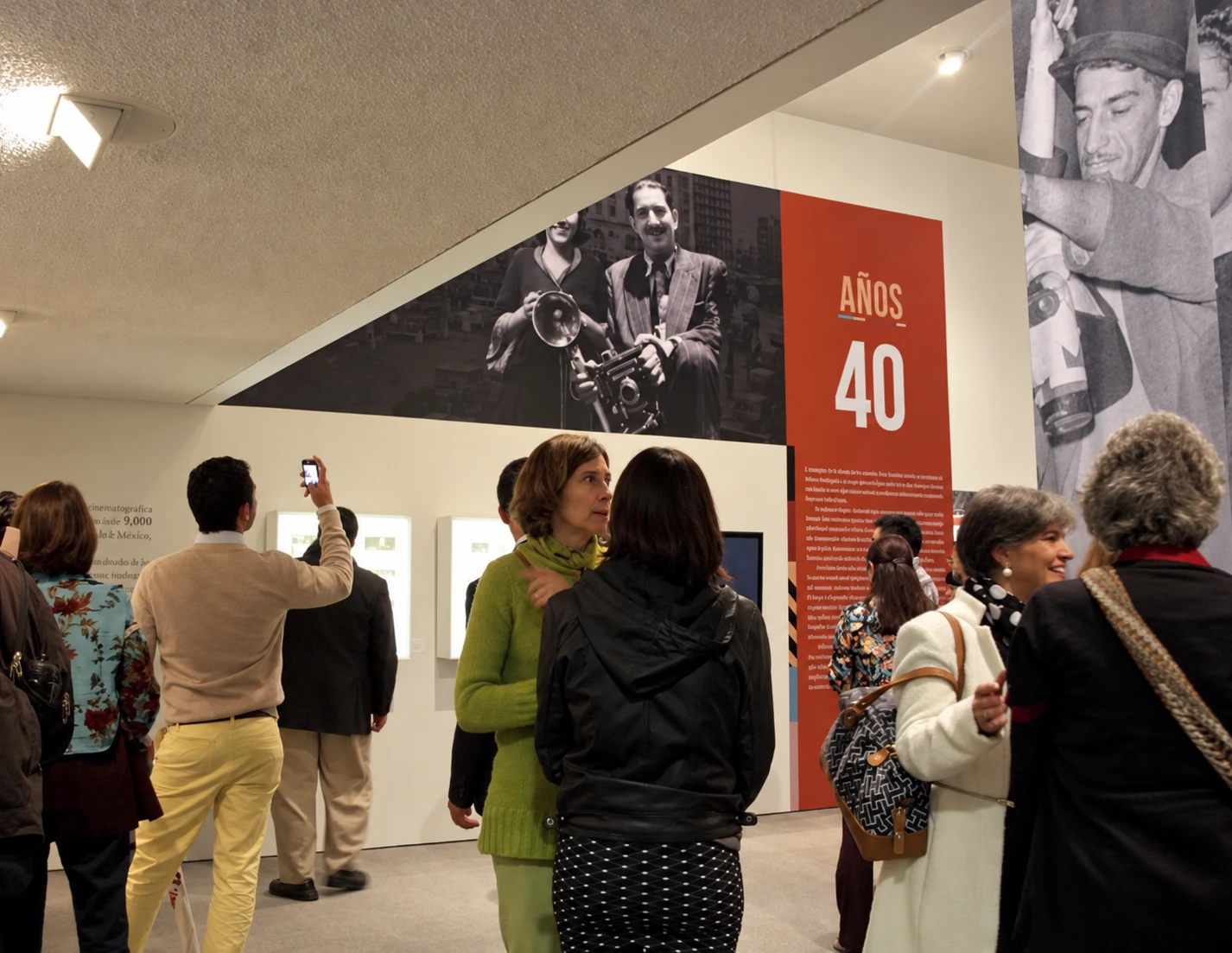 visitors among the panels — Sady González: memories of a reality