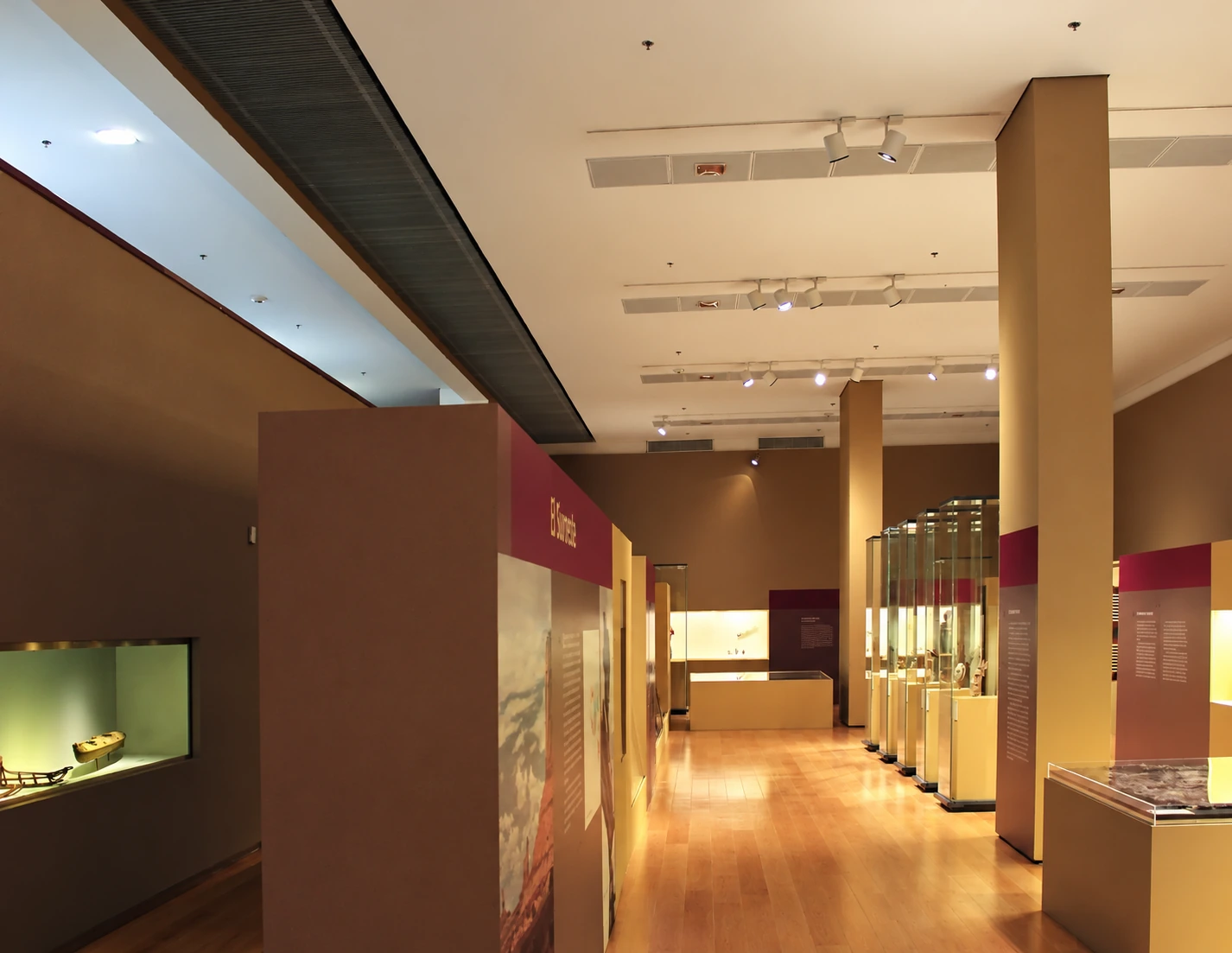 sala de vitrinas murales — Indígenas de Norteamérica: tradiciones y transiciones