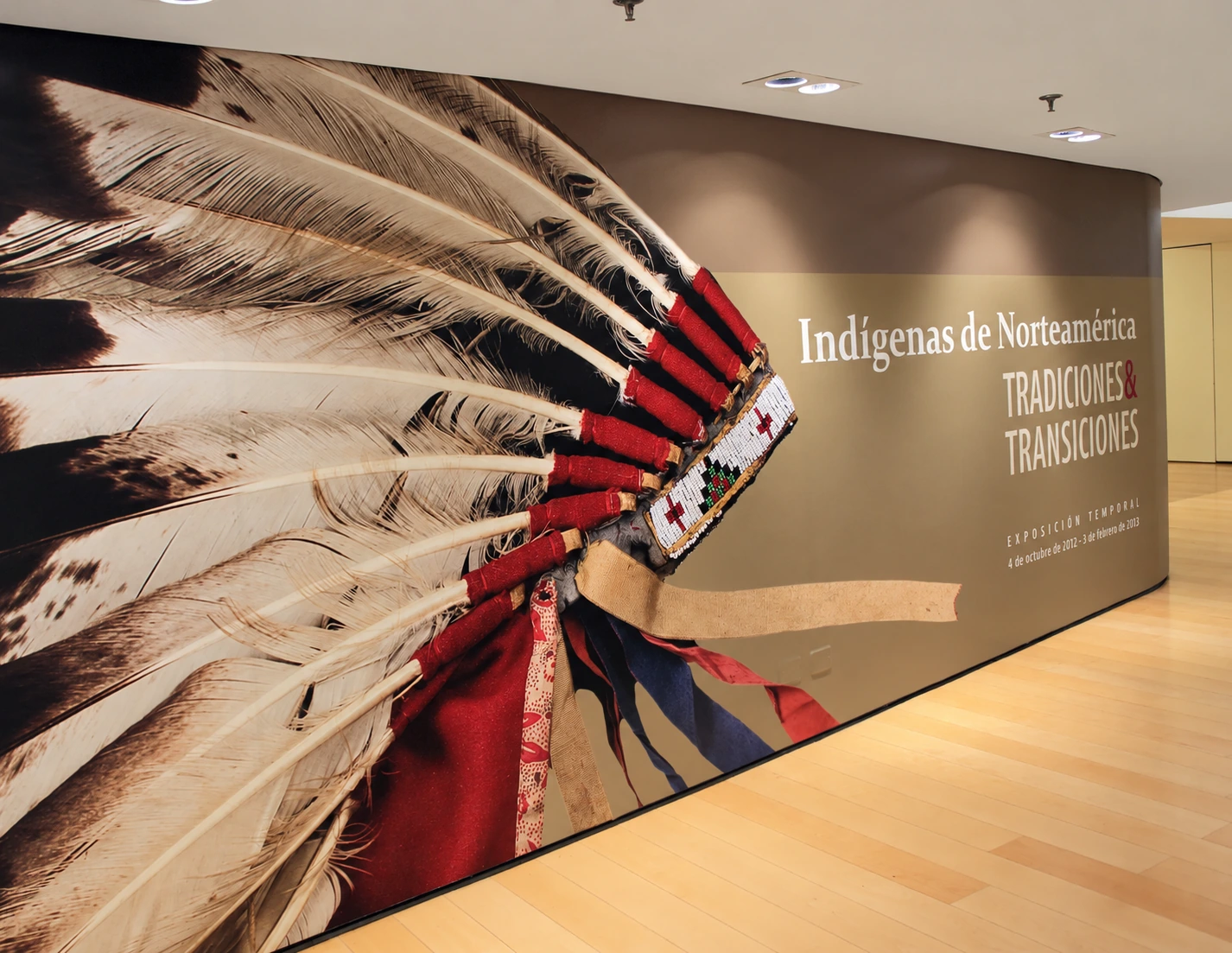 muro de título con la gráfica de la exposición — Indígenas de Norteamérica: tradiciones y transiciones