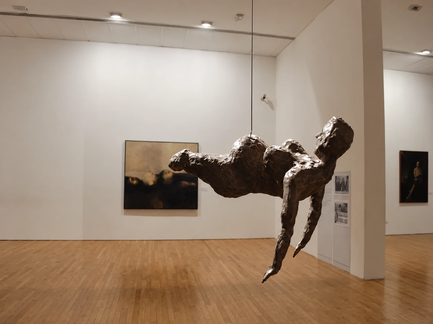 escultura suspendida — Habeas Corpus: que tengas un cuerpo para exponer